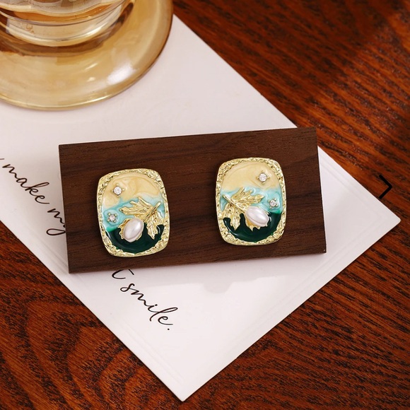 E84 - NWT Gold Tone Enamel Oil Painting Earrings French Boho - Picture 1 of 2